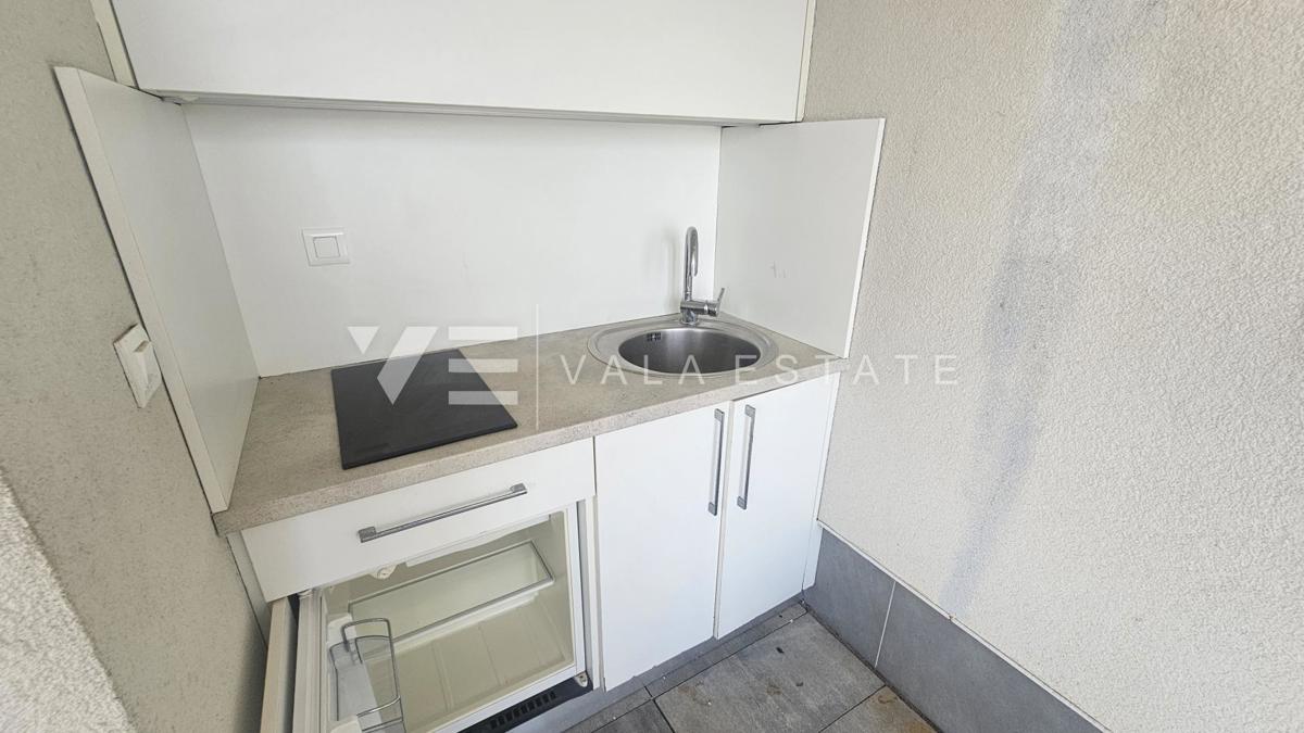 APPARTAMENTO SU TRE PIANI CON PISCINA E TERRAZZA SUL PIANO A SOLI 300 M DAL MARE