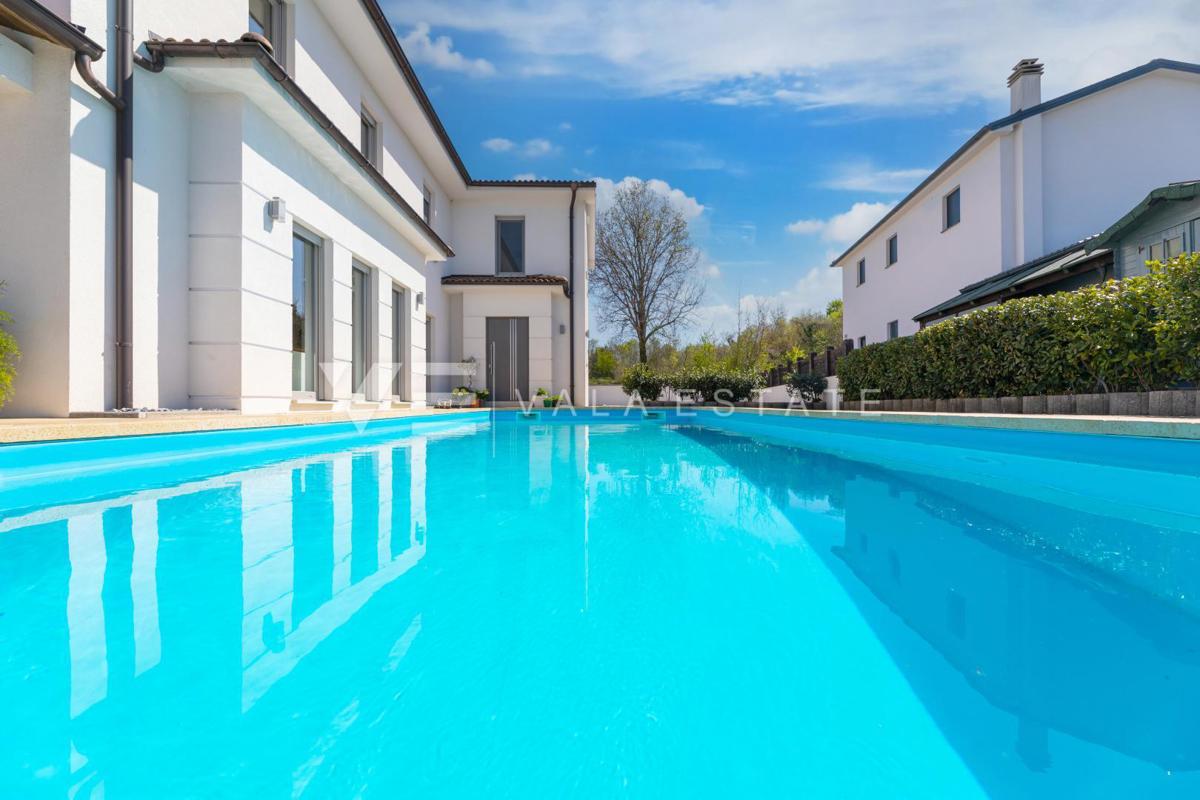 CASA MODERNA CON PISCINA AI CONFINI DELLA ZONA VERDE
