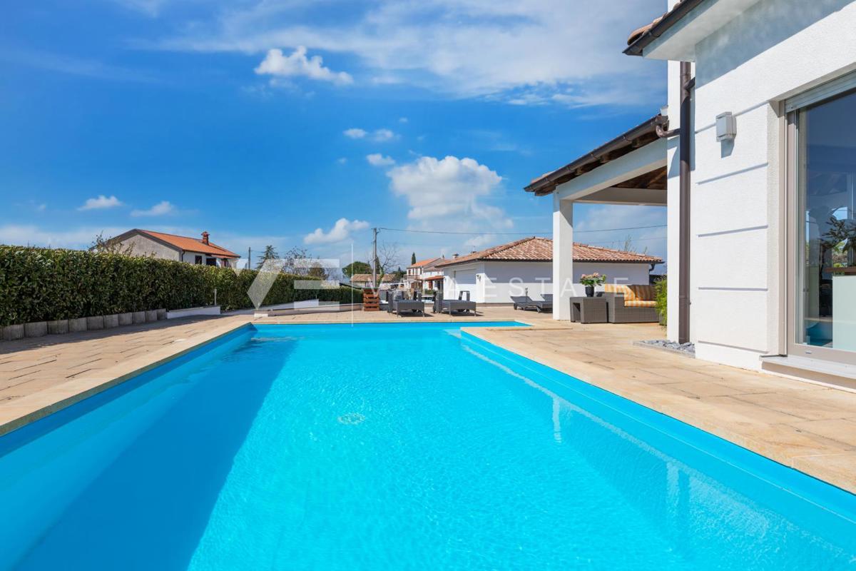 CASA MODERNA CON PISCINA AI CONFINI DELLA ZONA VERDE