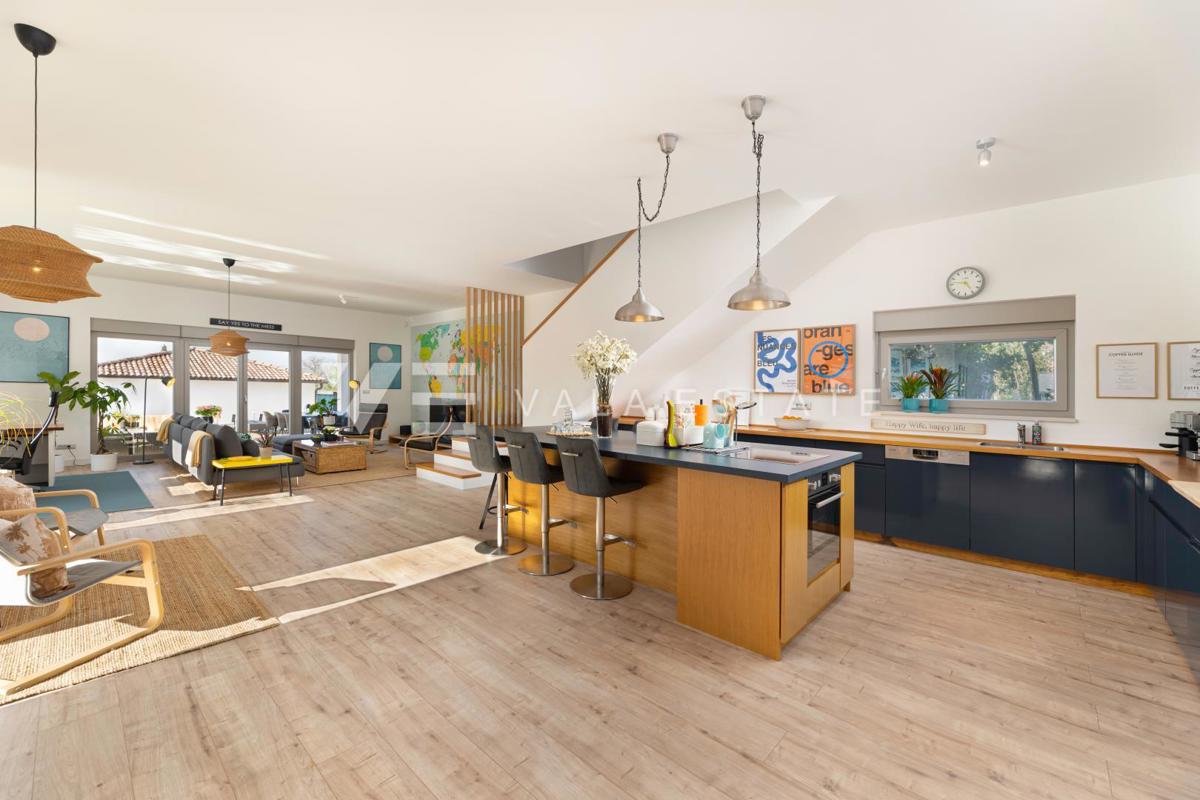 CASA MODERNA CON PISCINA AI CONFINI DELLA ZONA VERDE