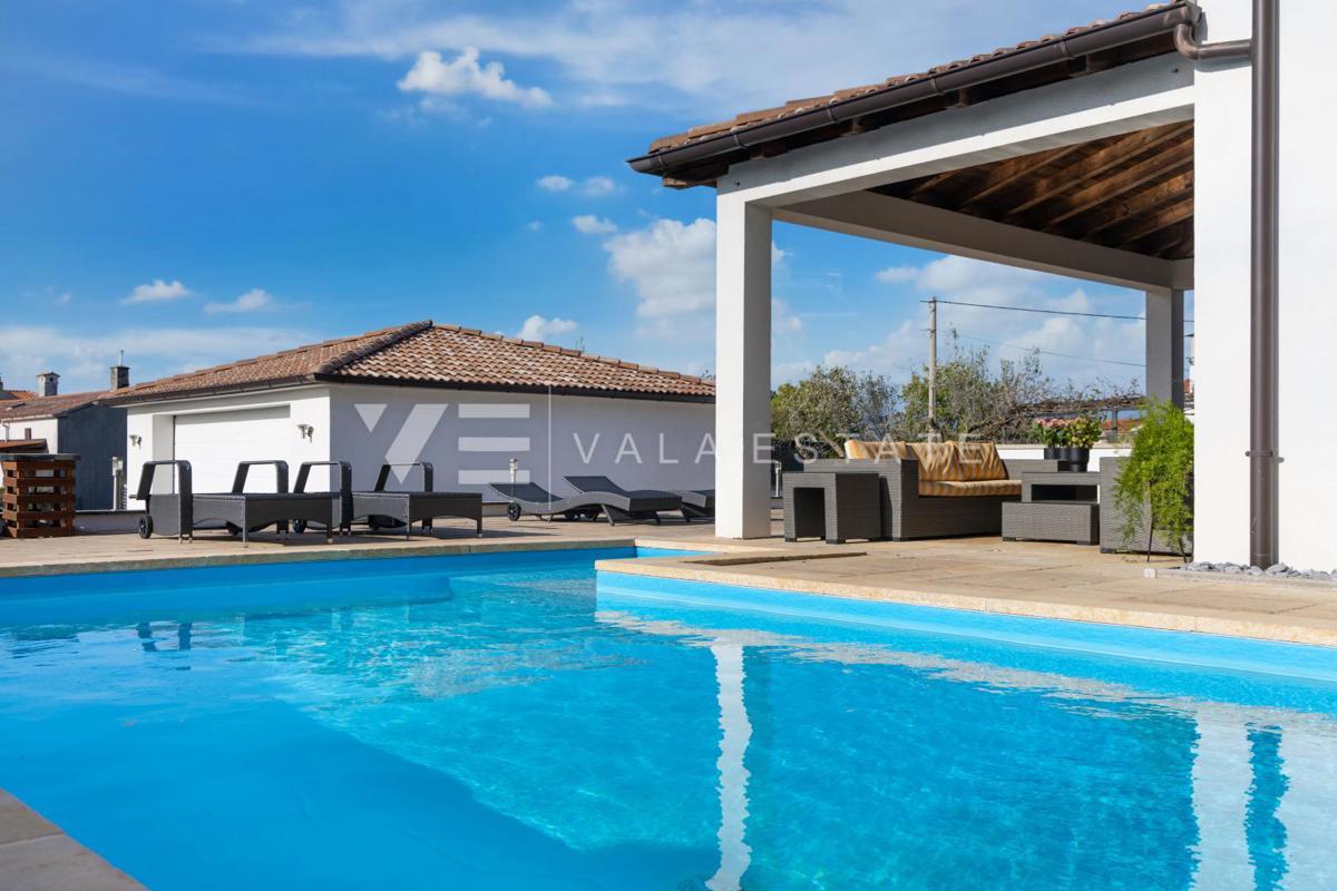 CASA MODERNA CON PISCINA AI CONFINI DELLA ZONA VERDE