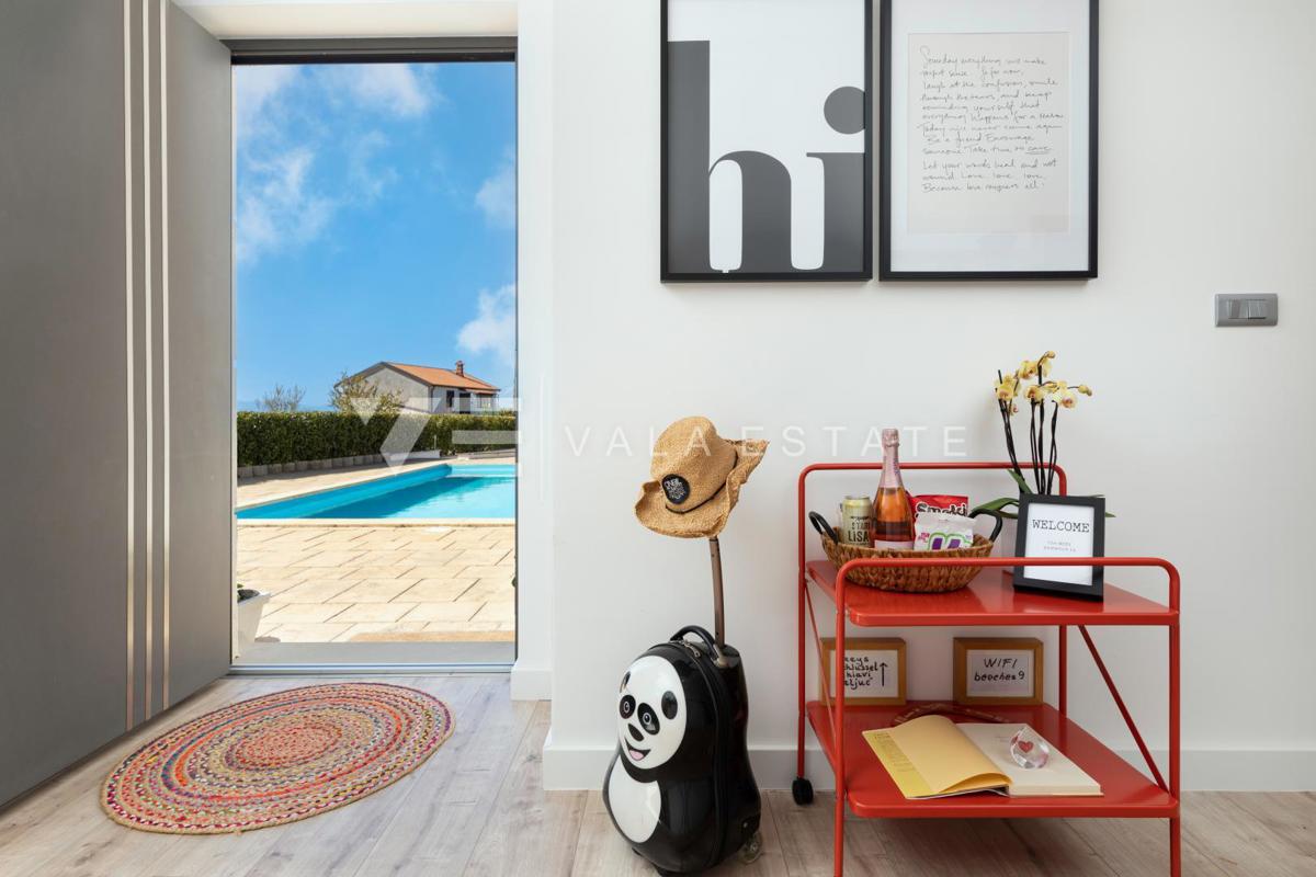 CASA MODERNA CON PISCINA AI CONFINI DELLA ZONA VERDE