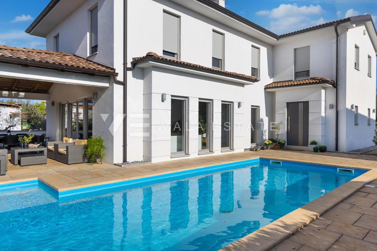 CASA MODERNA CON PISCINA AI CONFINI DELLA ZONA VERDE