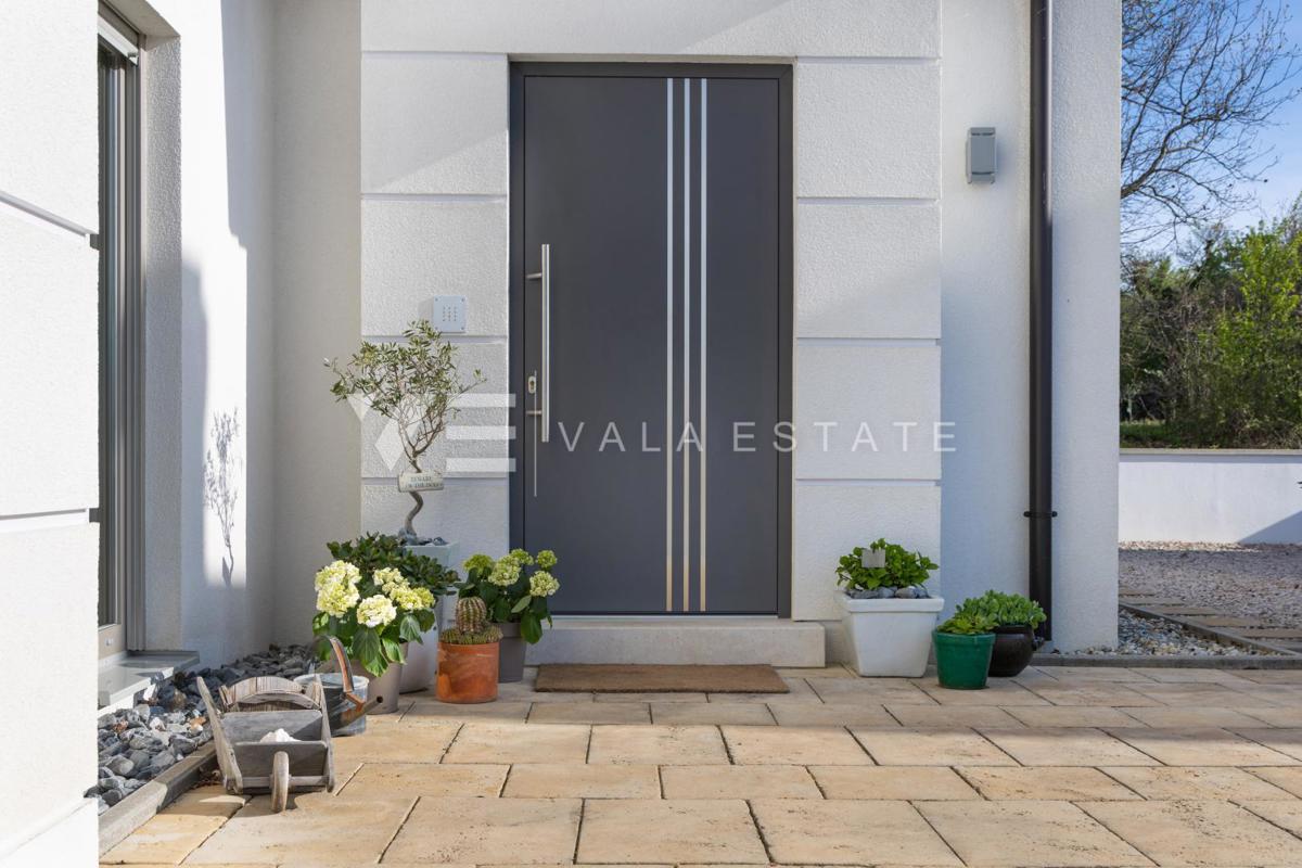 CASA MODERNA CON PISCINA AI CONFINI DELLA ZONA VERDE