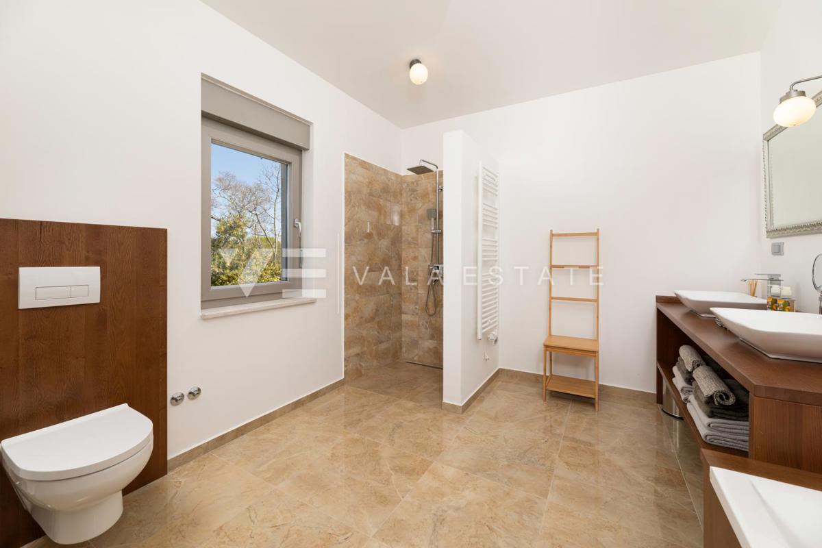 CASA MODERNA CON PISCINA AI CONFINI DELLA ZONA VERDE