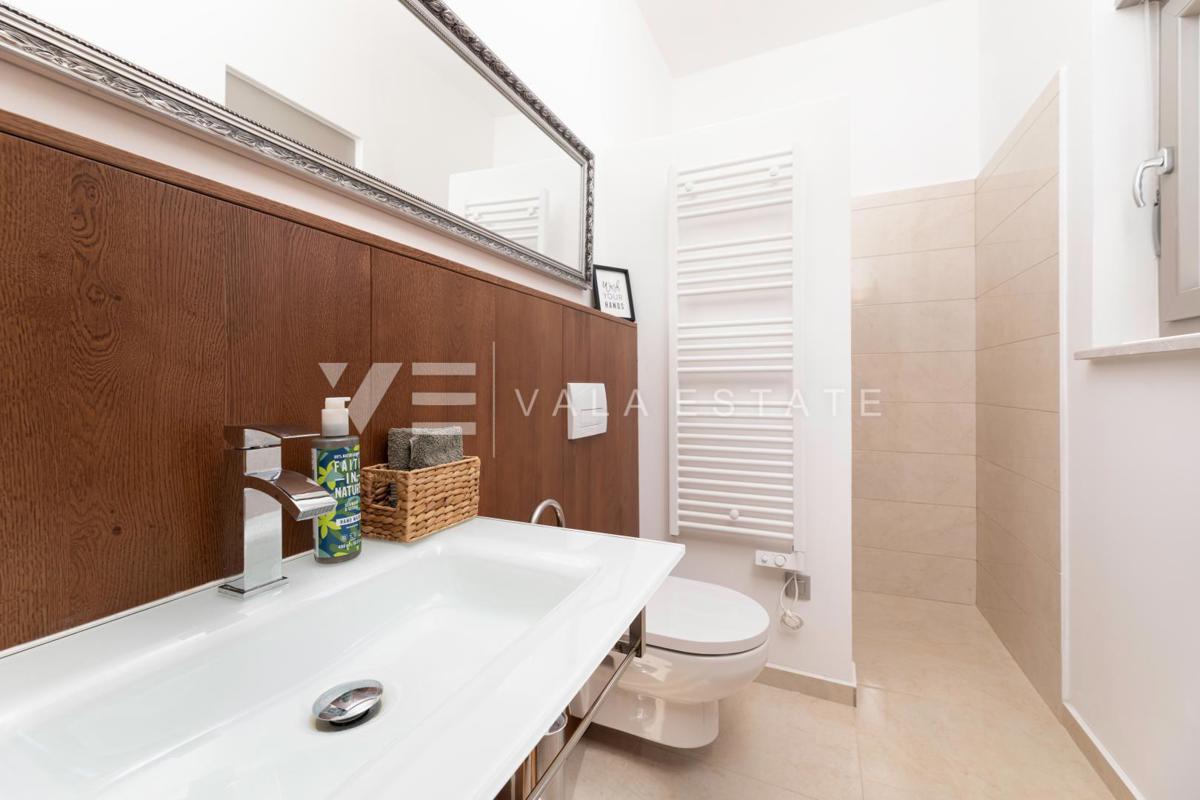 CASA MODERNA CON PISCINA AI CONFINI DELLA ZONA VERDE