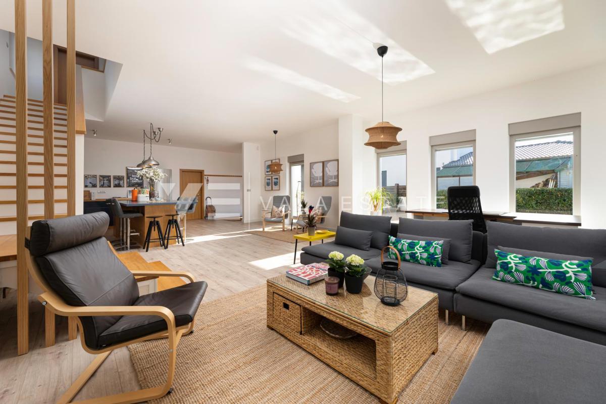 CASA MODERNA CON PISCINA AI CONFINI DELLA ZONA VERDE