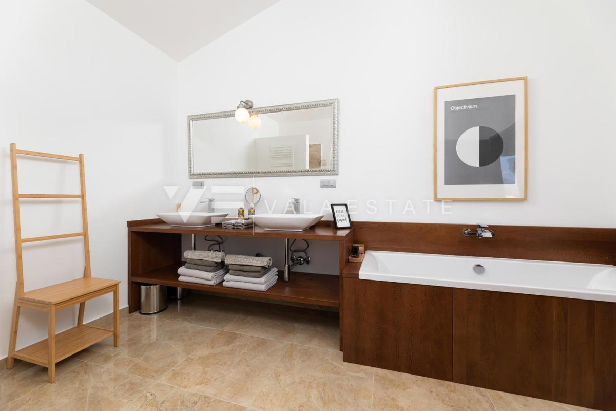 CASA MODERNA CON PISCINA AI CONFINI DELLA ZONA VERDE