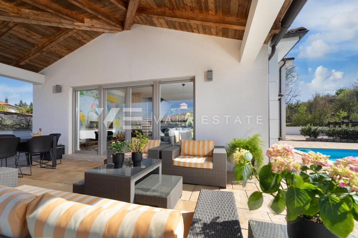 CASA MODERNA CON PISCINA AI CONFINI DELLA ZONA VERDE