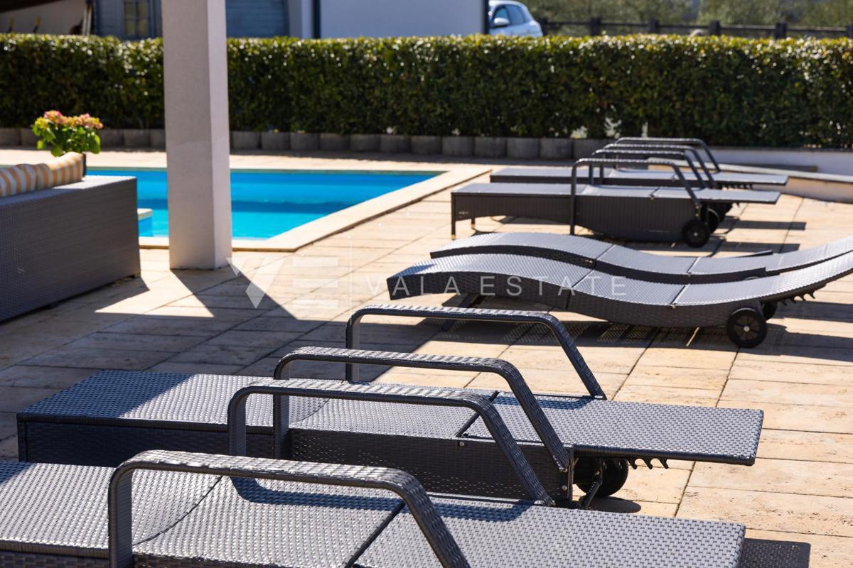 CASA MODERNA CON PISCINA AI CONFINI DELLA ZONA VERDE