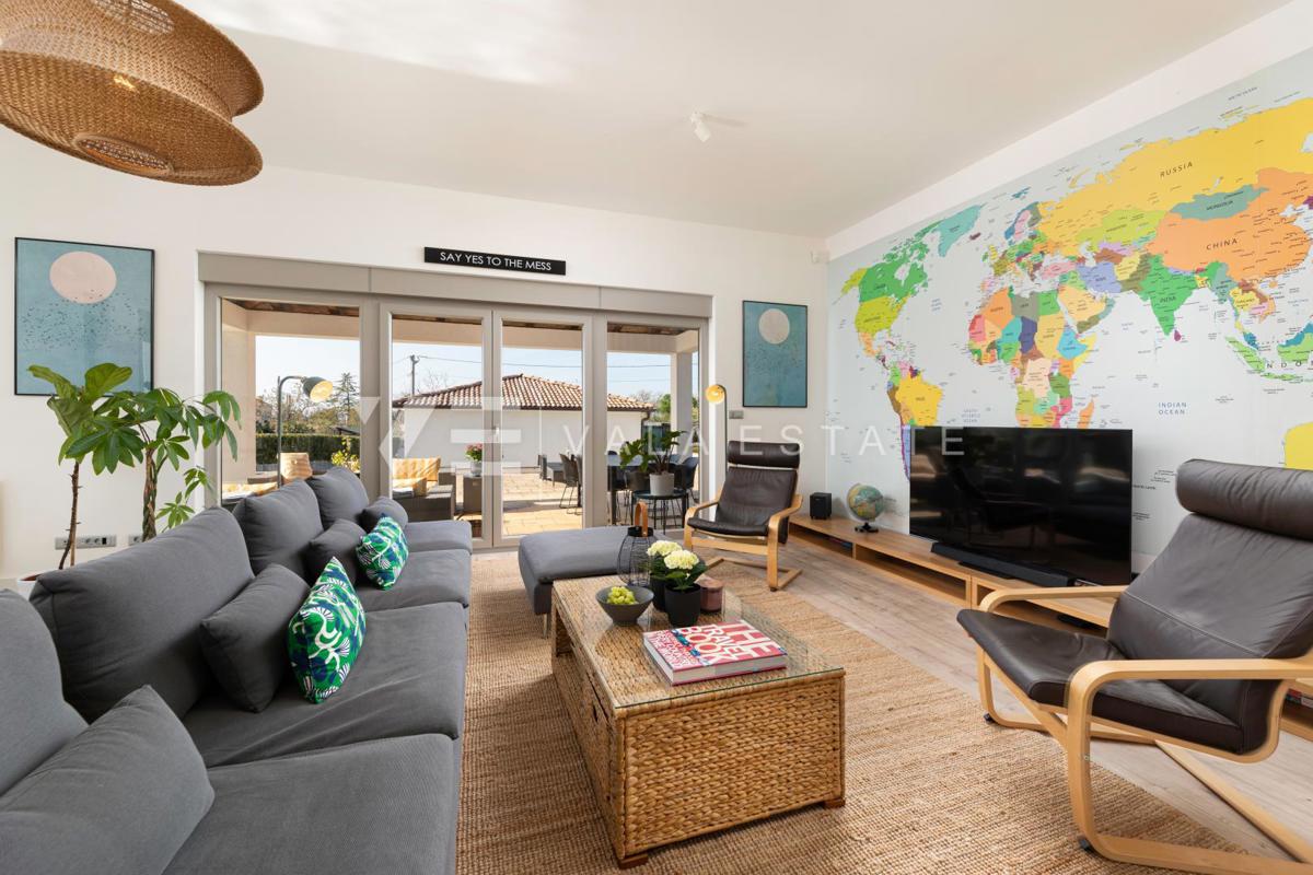 CASA MODERNA CON PISCINA AI CONFINI DELLA ZONA VERDE