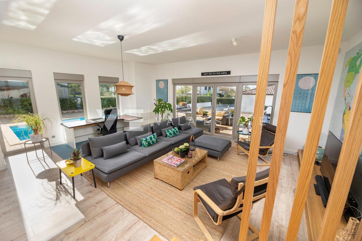 CASA MODERNA CON PISCINA AI CONFINI DELLA ZONA VERDE