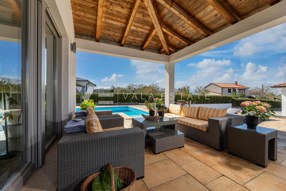 CASA MODERNA CON PISCINA AI CONFINI DELLA ZONA VERDE