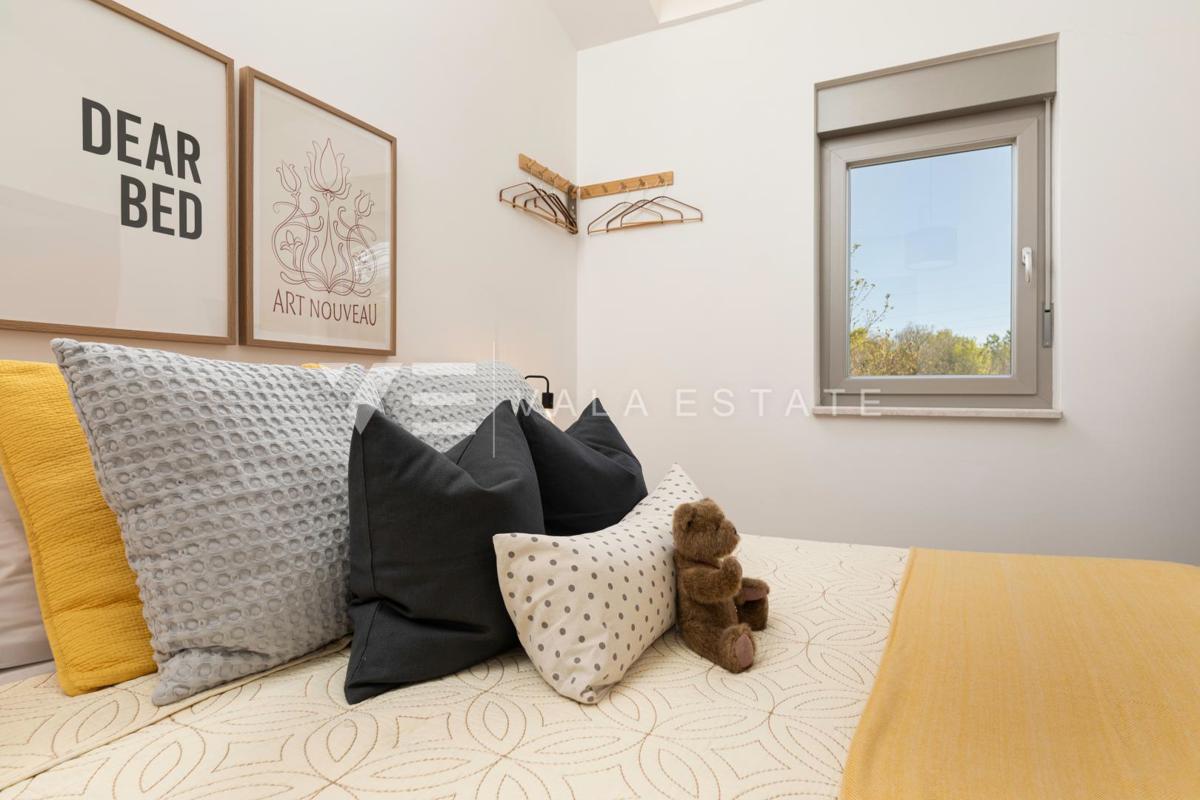 CASA MODERNA CON PISCINA AI CONFINI DELLA ZONA VERDE