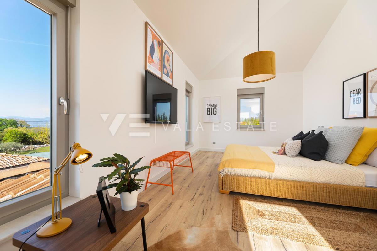 CASA MODERNA CON PISCINA AI CONFINI DELLA ZONA VERDE