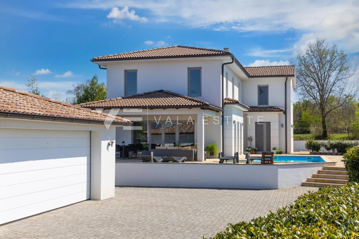 CASA MODERNA CON PISCINA AI CONFINI DELLA ZONA VERDE