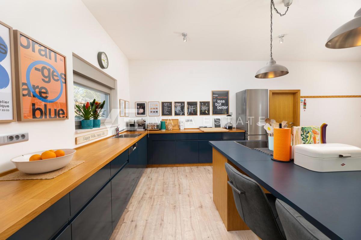 CASA MODERNA CON PISCINA AI CONFINI DELLA ZONA VERDE