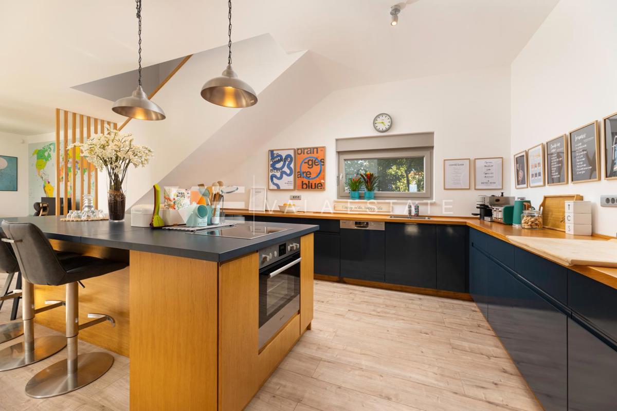 CASA MODERNA CON PISCINA AI CONFINI DELLA ZONA VERDE