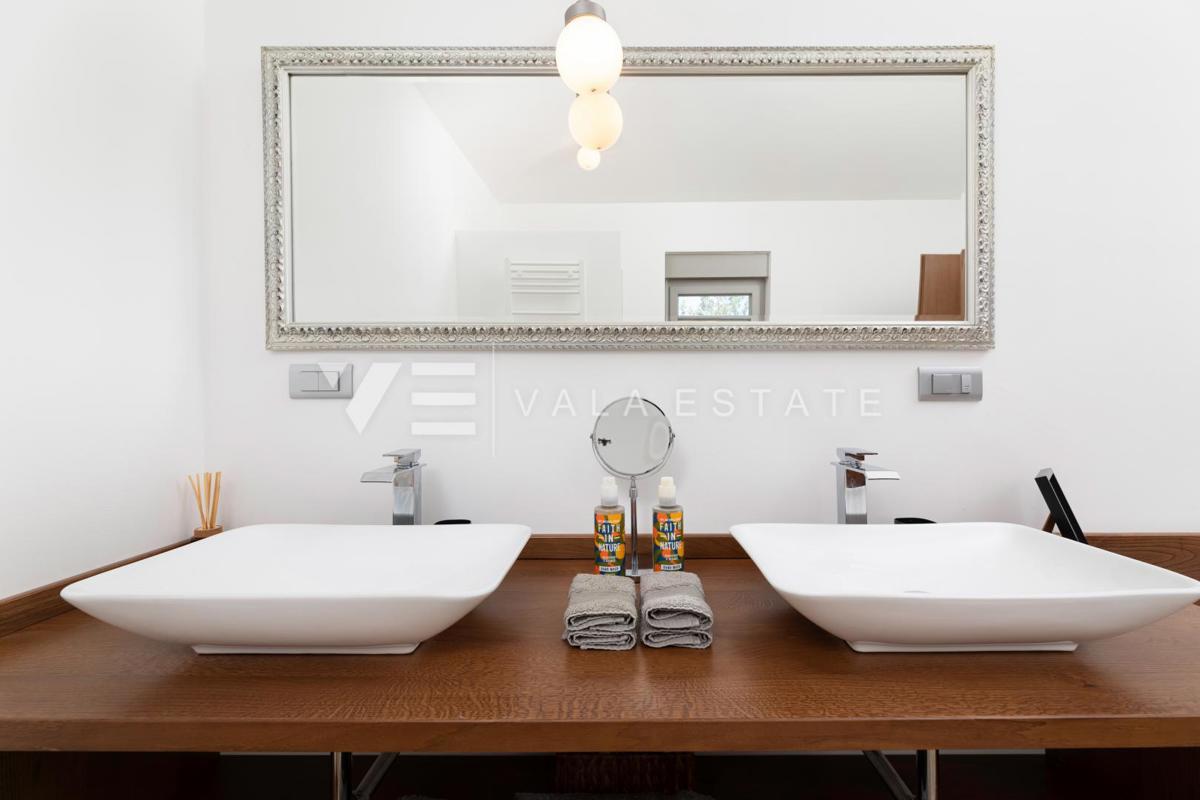 CASA MODERNA CON PISCINA AI CONFINI DELLA ZONA VERDE