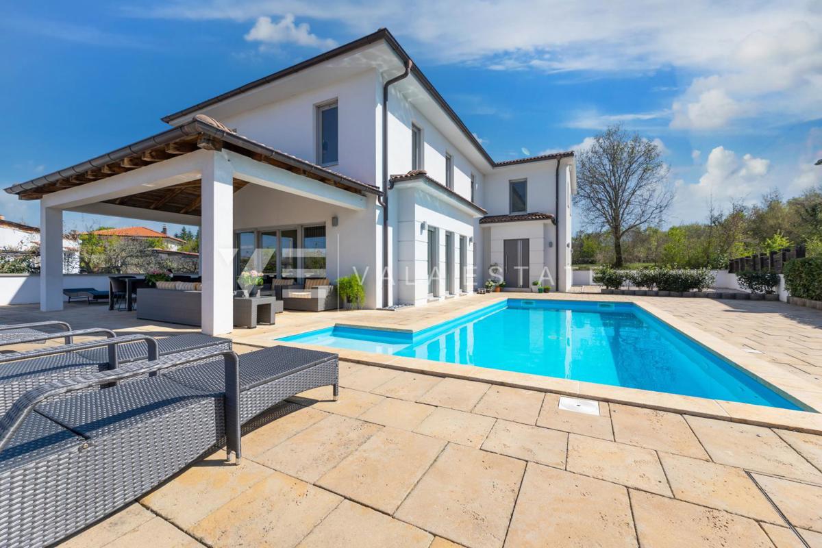 CASA MODERNA CON PISCINA AI CONFINI DELLA ZONA VERDE