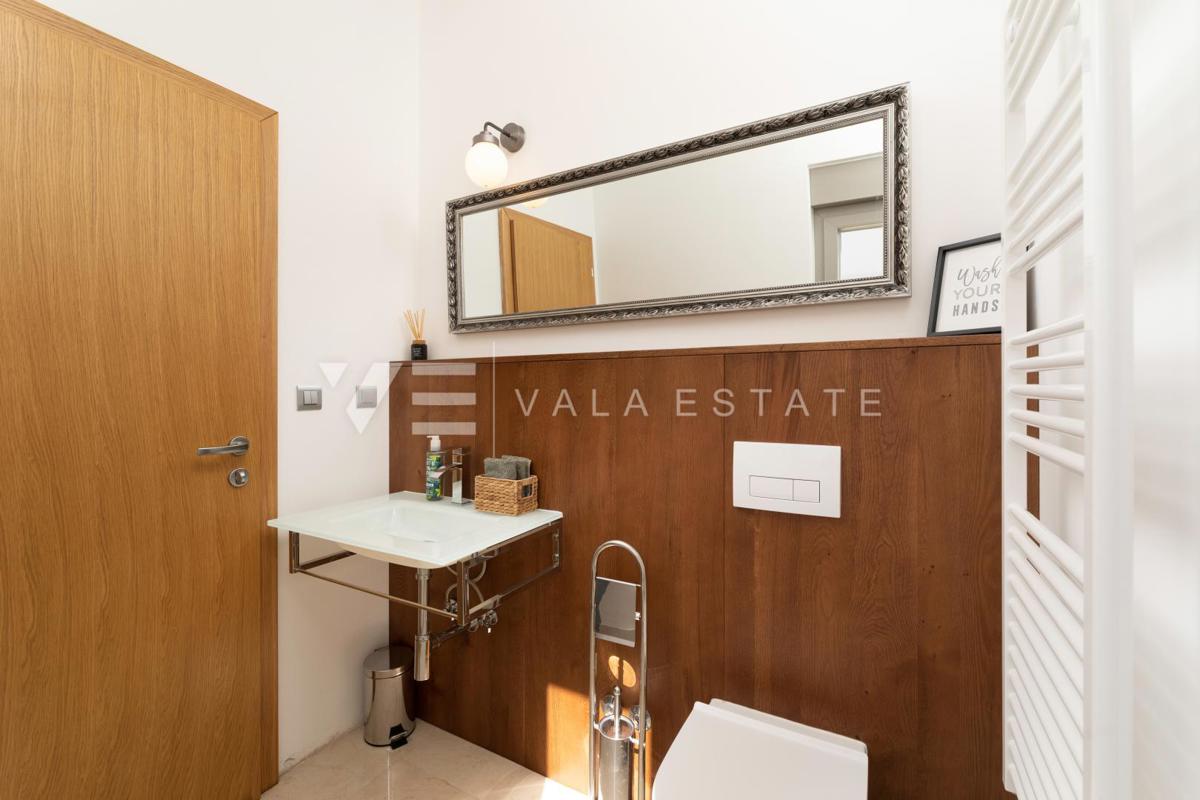 CASA MODERNA CON PISCINA AI CONFINI DELLA ZONA VERDE