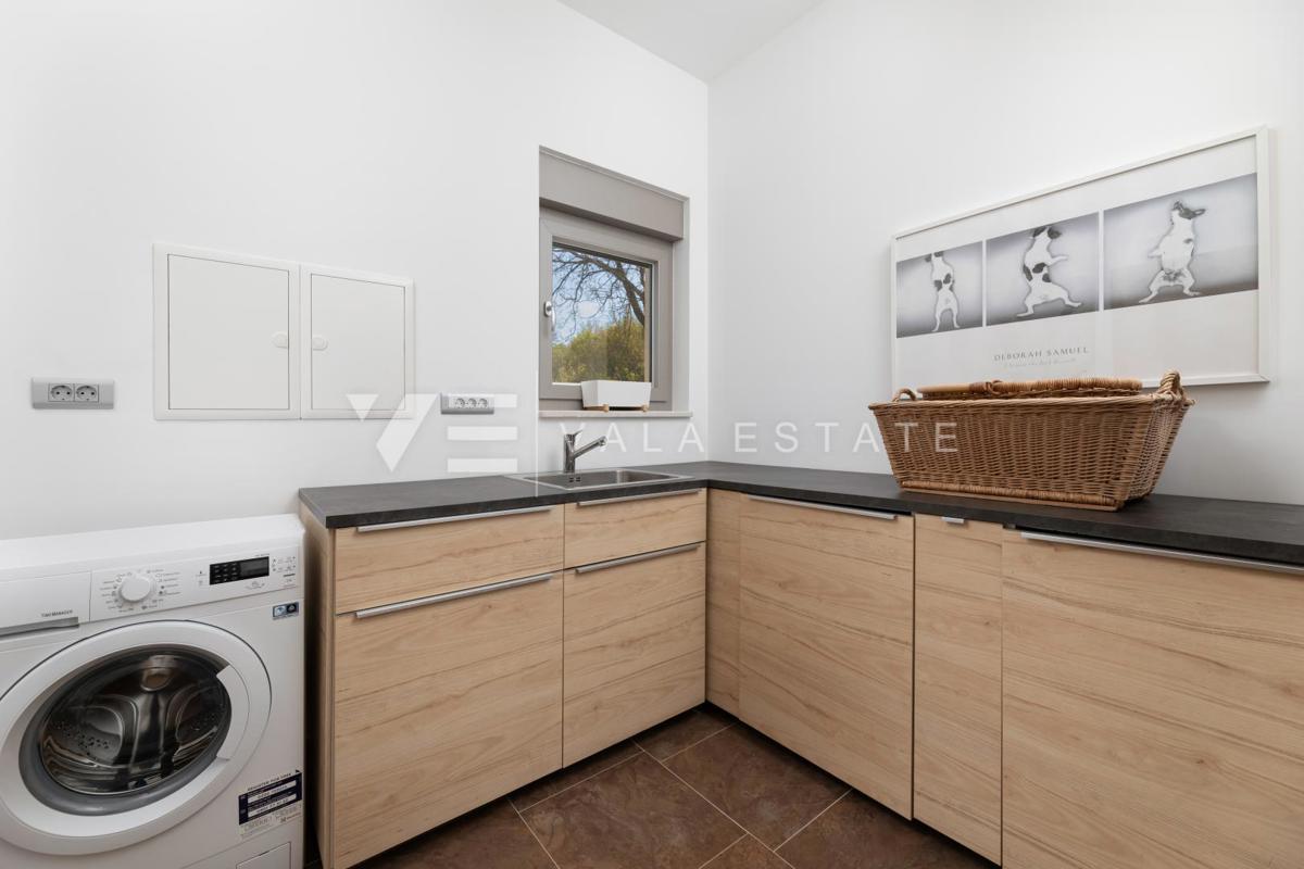 CASA MODERNA CON PISCINA AI CONFINI DELLA ZONA VERDE