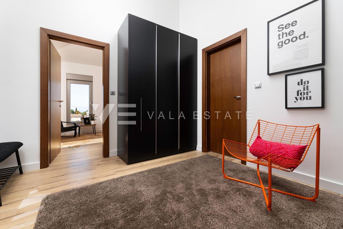 CASA MODERNA CON PISCINA AI CONFINI DELLA ZONA VERDE