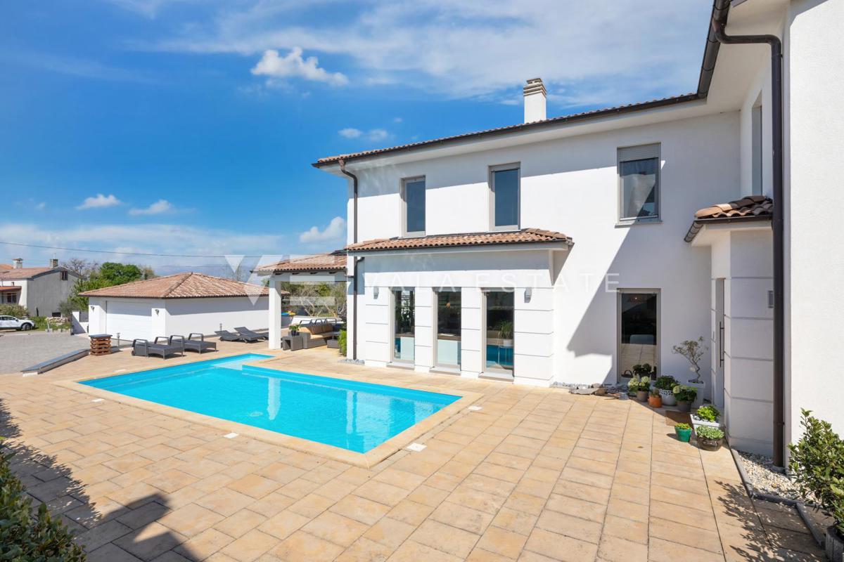 CASA MODERNA CON PISCINA AI CONFINI DELLA ZONA VERDE