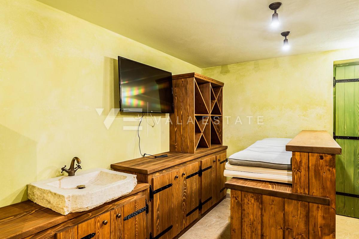 VILLA MEDITERRANEA CON PISCINA IN POSIZIONE TRANQUILLA