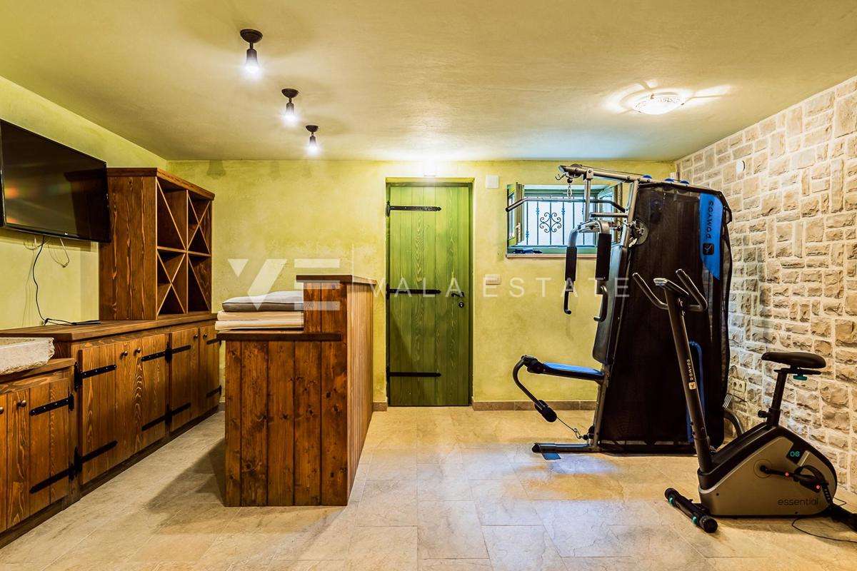 VILLA MEDITERRANEA CON PISCINA IN POSIZIONE TRANQUILLA