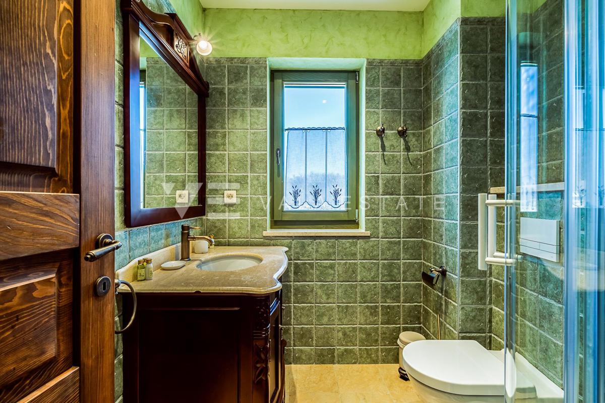 VILLA MEDITERRANEA CON PISCINA IN POSIZIONE TRANQUILLA