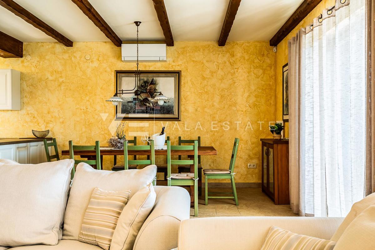 VILLA MEDITERRANEA CON PISCINA IN POSIZIONE TRANQUILLA