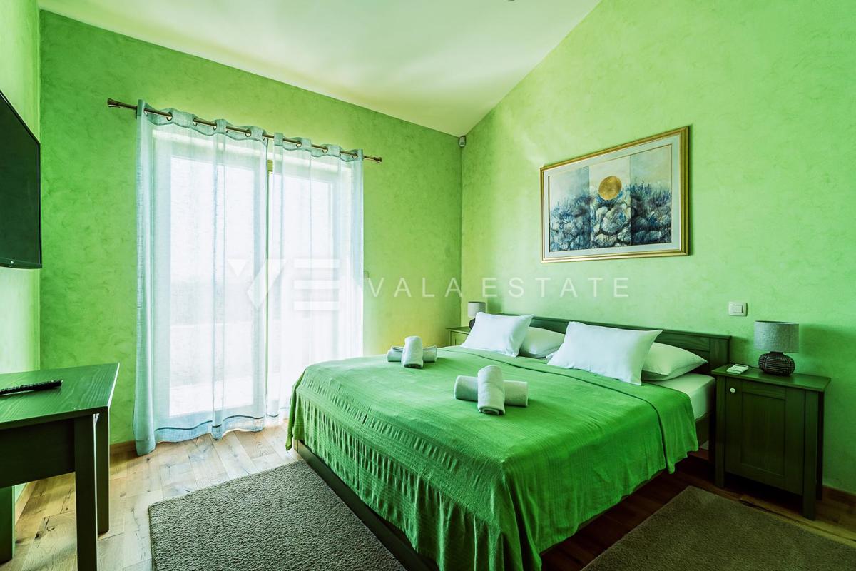 VILLA MEDITERRANEA CON PISCINA IN POSIZIONE TRANQUILLA