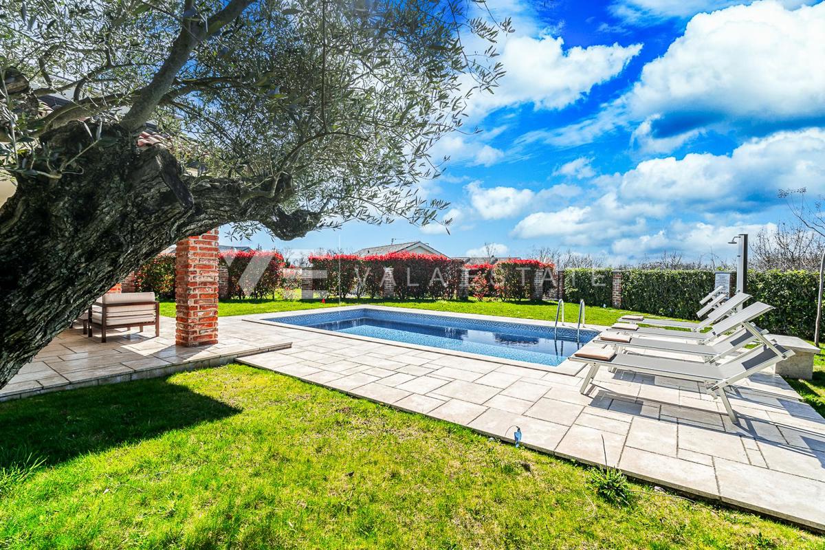 VILLA MEDITERRANEA CON PISCINA IN POSIZIONE TRANQUILLA