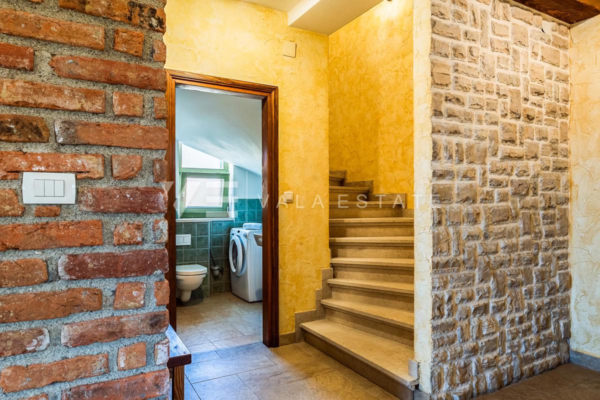 VILLA MEDITERRANEA CON PISCINA IN POSIZIONE TRANQUILLA