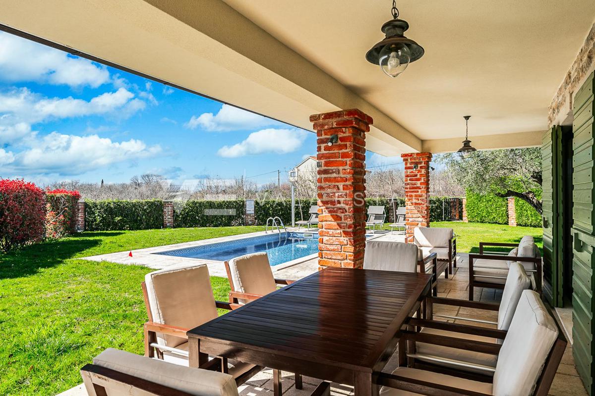 VILLA MEDITERRANEA CON PISCINA IN POSIZIONE TRANQUILLA