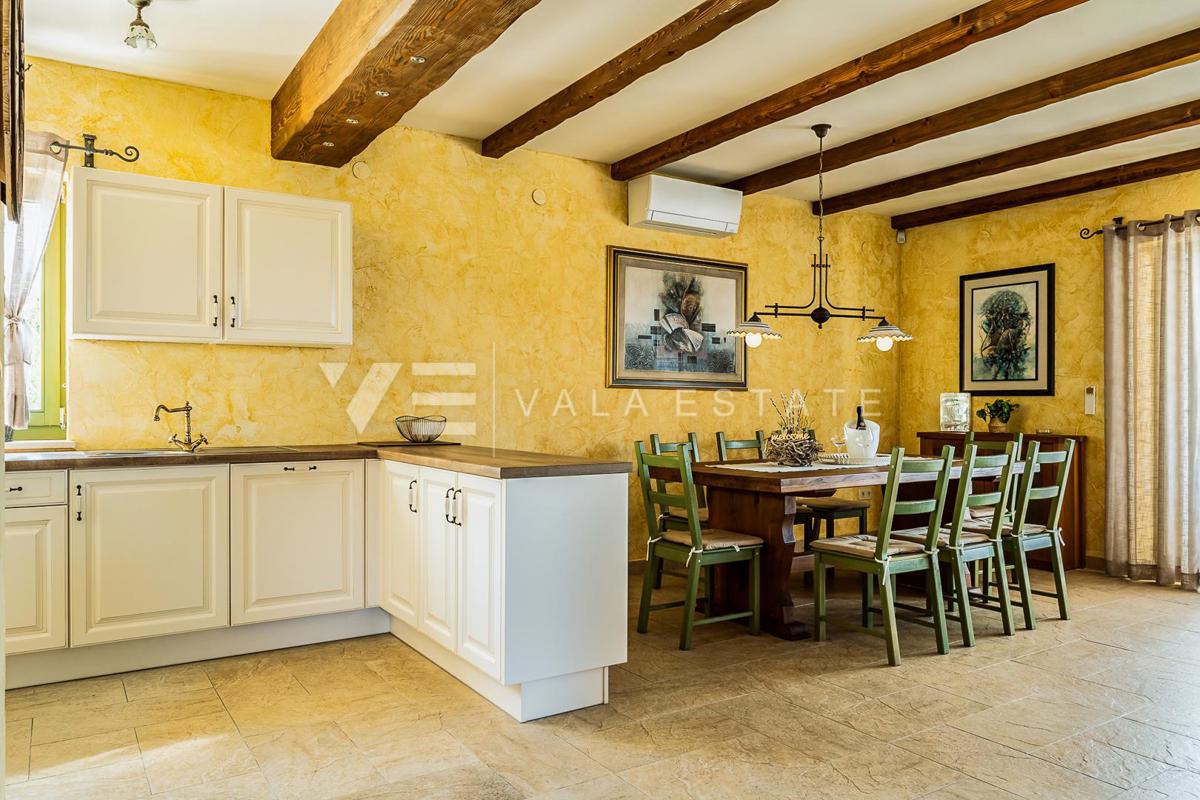 VILLA MEDITERRANEA CON PISCINA IN POSIZIONE TRANQUILLA