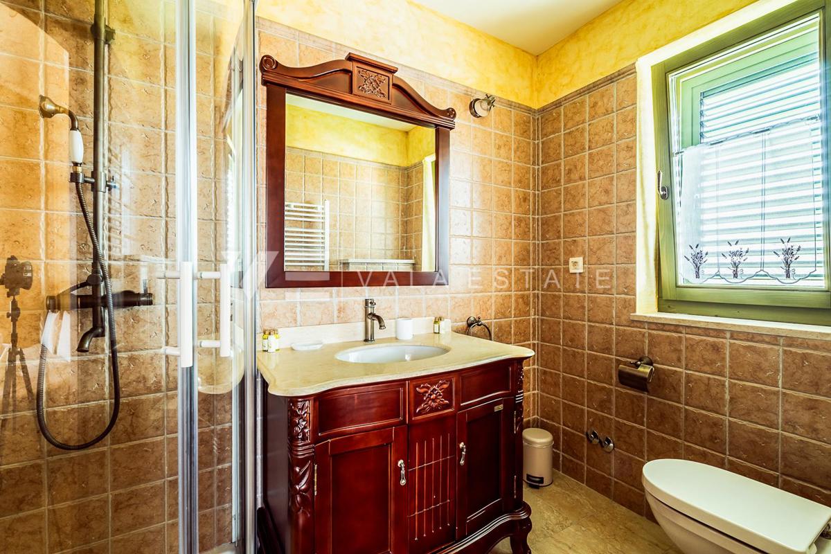 VILLA MEDITERRANEA CON PISCINA IN POSIZIONE TRANQUILLA