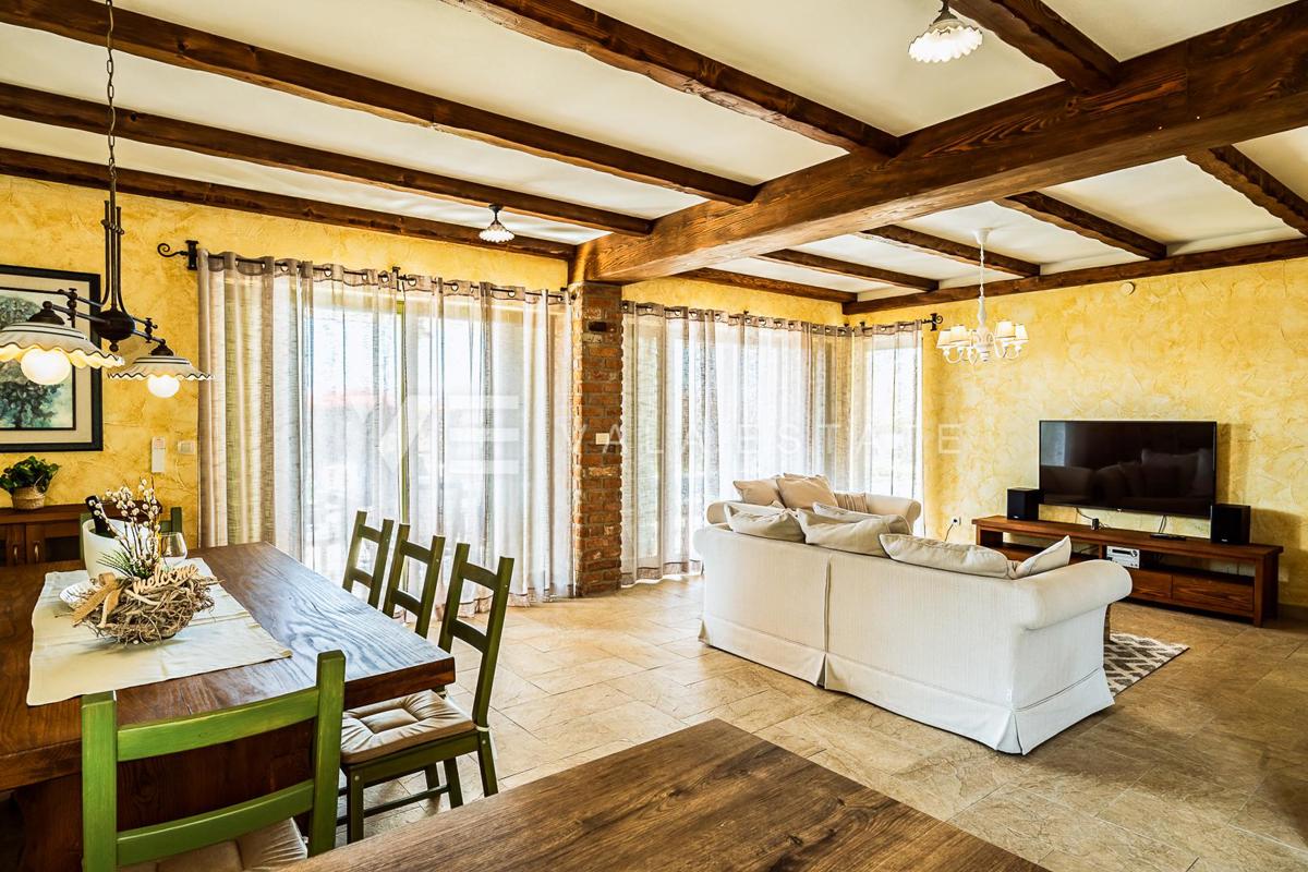 VILLA MEDITERRANEA CON PISCINA IN POSIZIONE TRANQUILLA