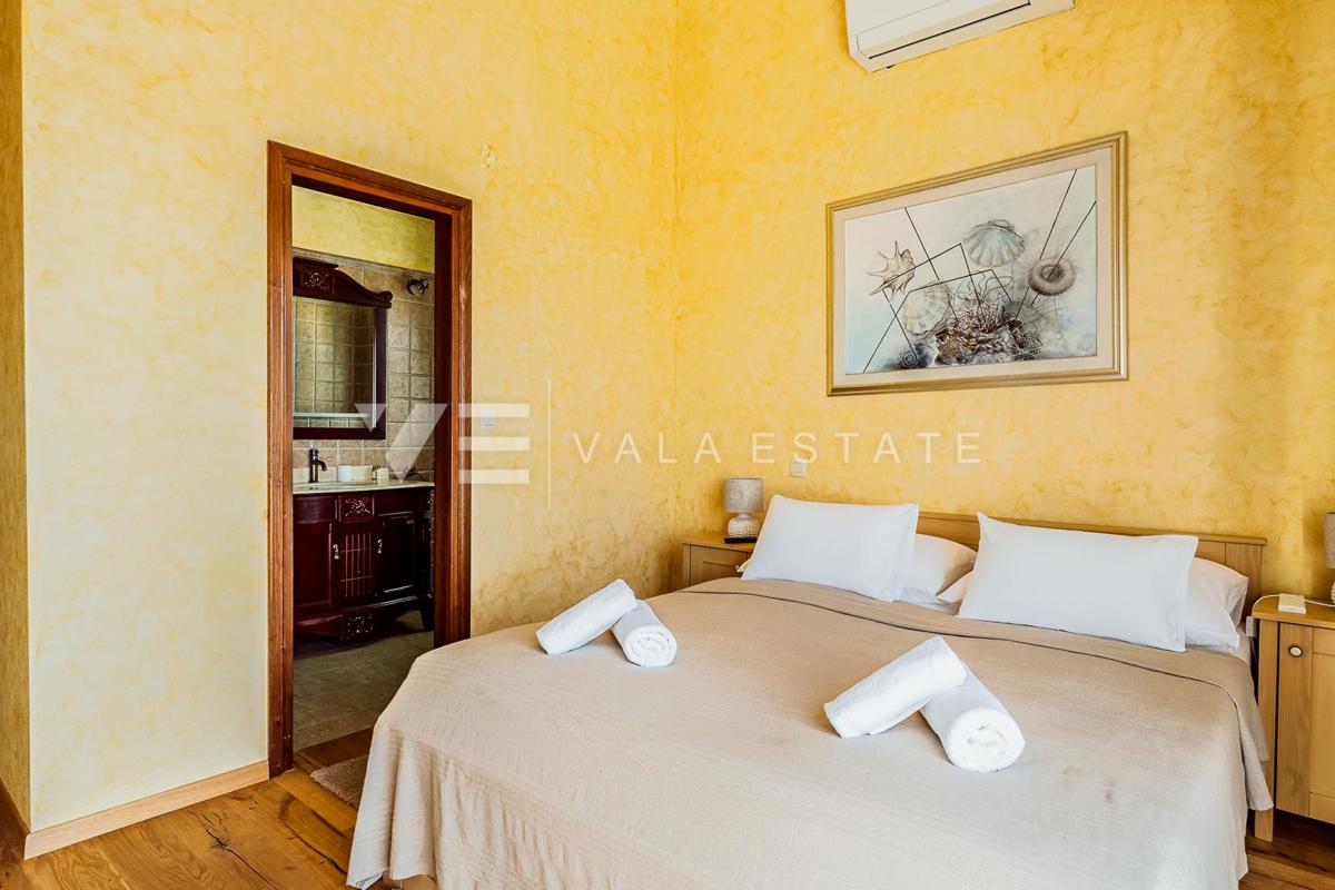 VILLA MEDITERRANEA CON PISCINA IN POSIZIONE TRANQUILLA