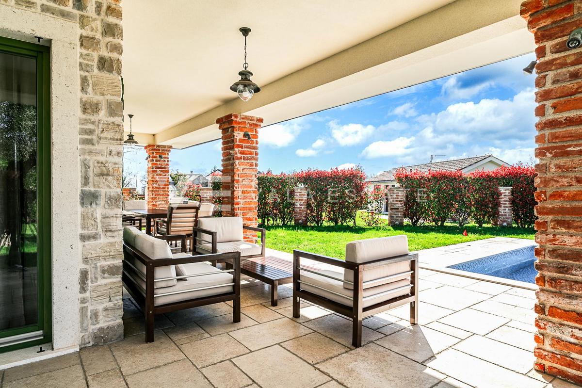 VILLA MEDITERRANEA CON PISCINA IN POSIZIONE TRANQUILLA