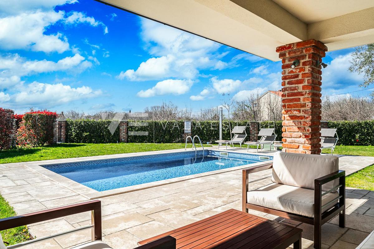 VILLA MEDITERRANEA CON PISCINA IN POSIZIONE TRANQUILLA