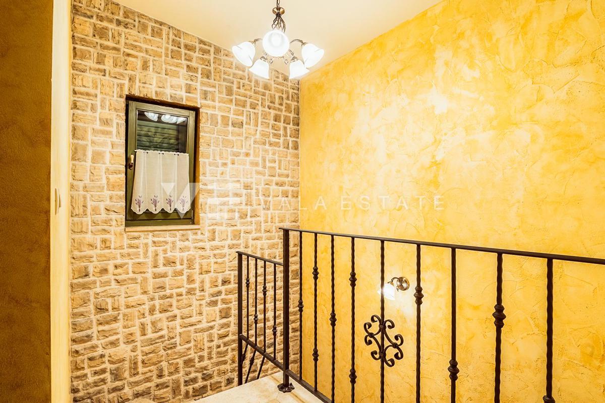 VILLA MEDITERRANEA CON PISCINA IN POSIZIONE TRANQUILLA