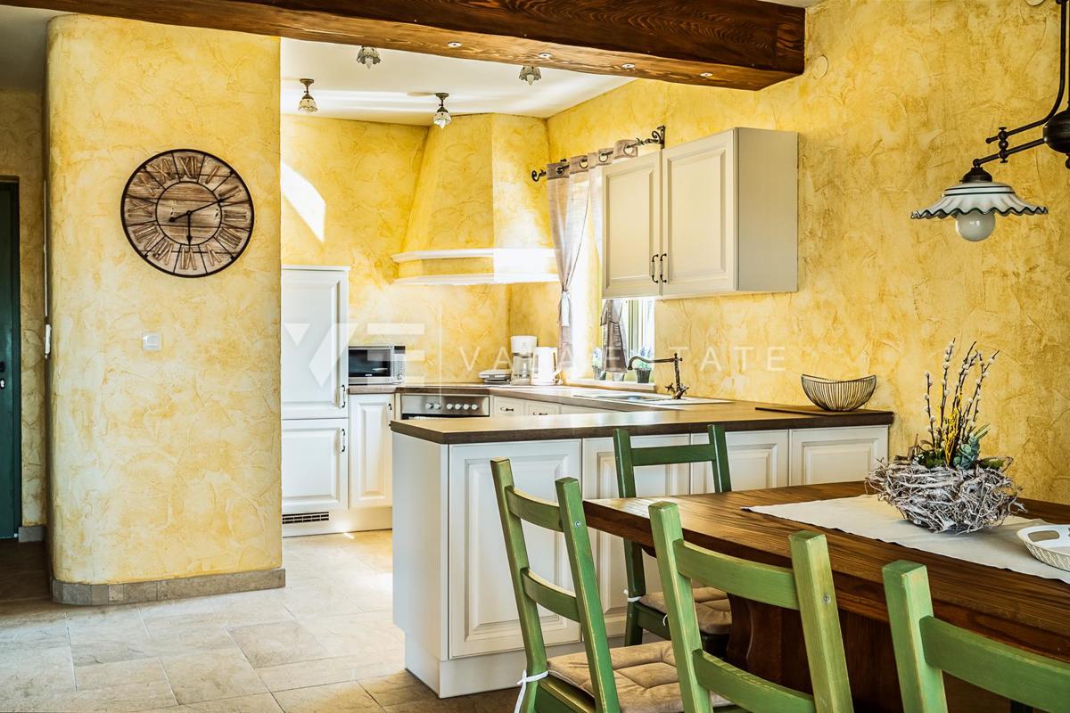 VILLA MEDITERRANEA CON PISCINA IN POSIZIONE TRANQUILLA
