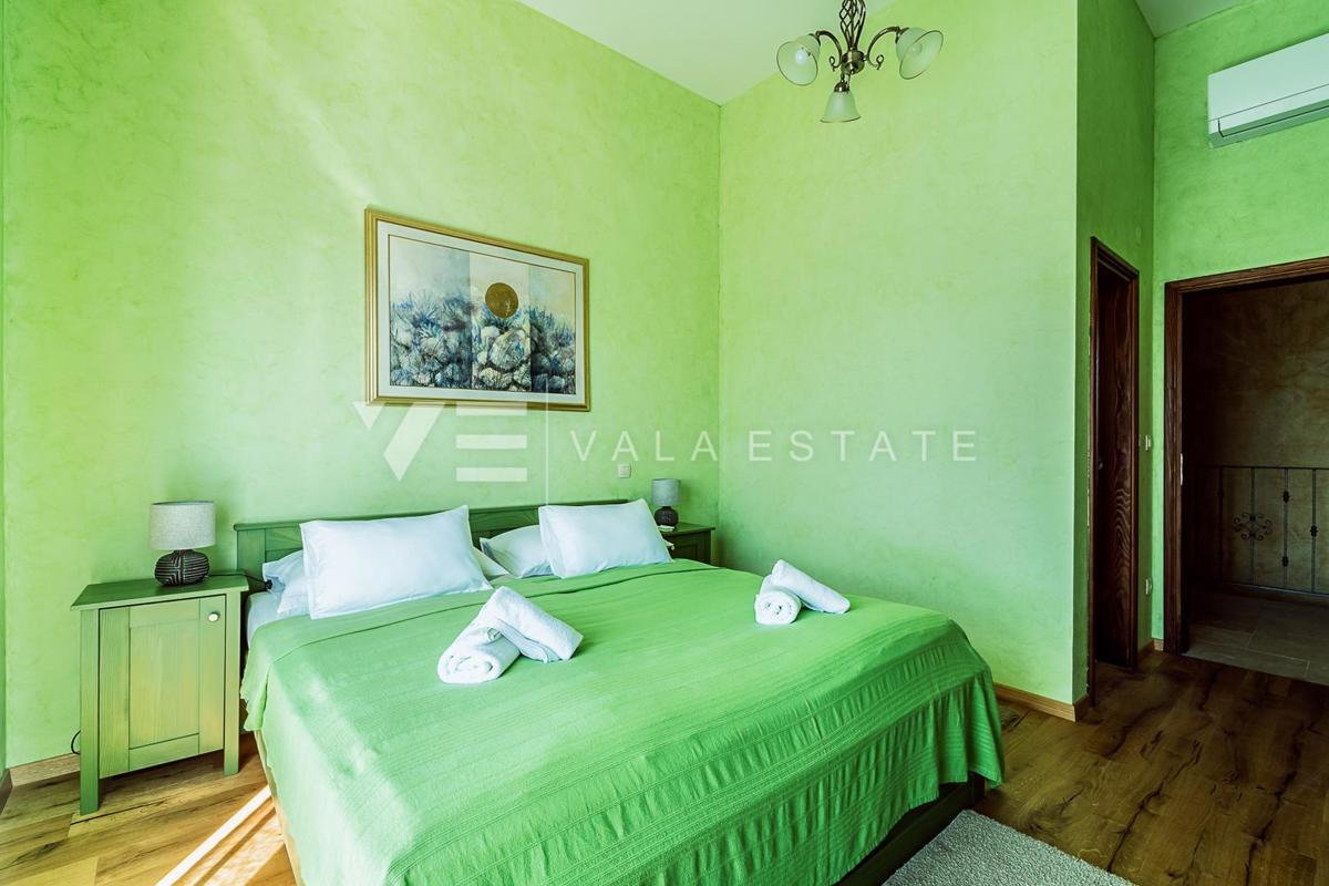 VILLA MEDITERRANEA CON PISCINA IN POSIZIONE TRANQUILLA