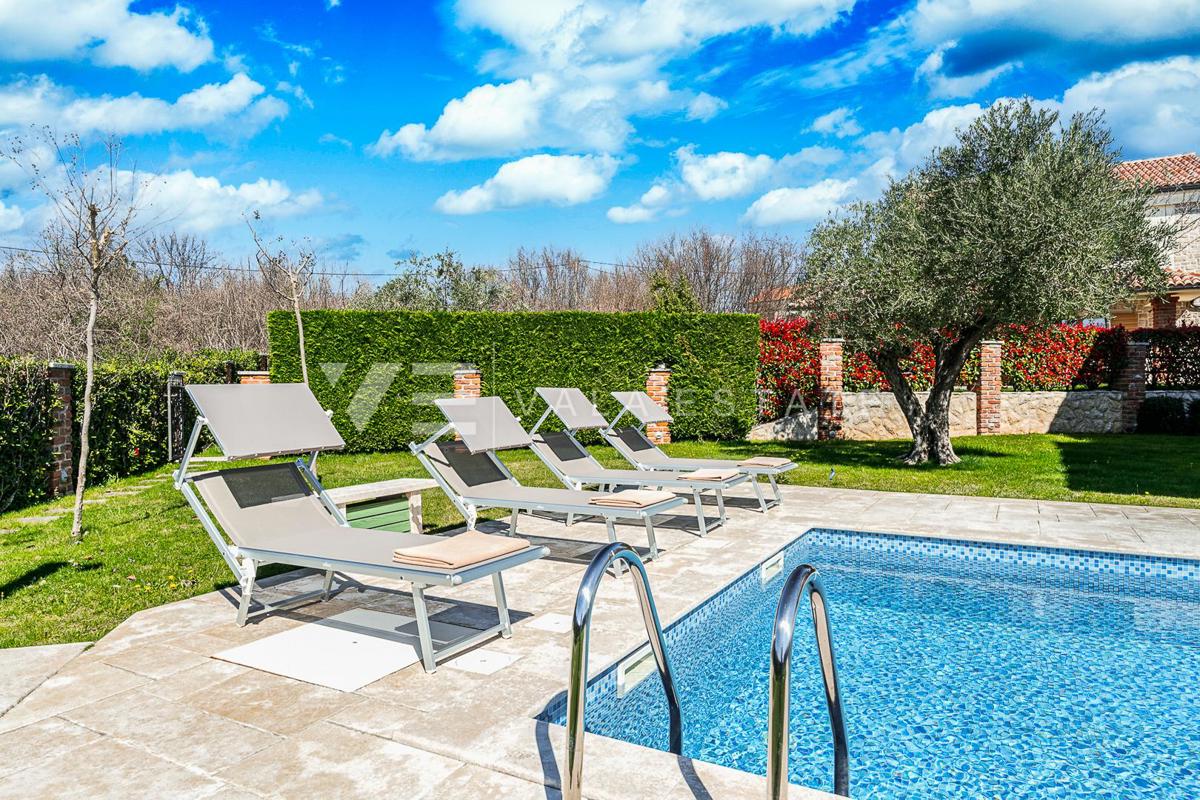 VILLA MEDITERRANEA CON PISCINA IN POSIZIONE TRANQUILLA