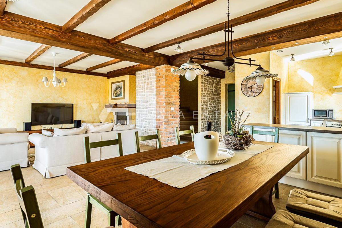 VILLA MEDITERRANEA CON PISCINA IN POSIZIONE TRANQUILLA