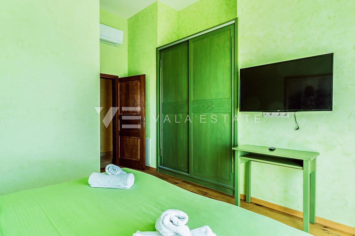 VILLA MEDITERRANEA CON PISCINA IN POSIZIONE TRANQUILLA