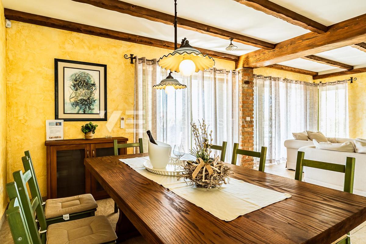 VILLA MEDITERRANEA CON PISCINA IN POSIZIONE TRANQUILLA
