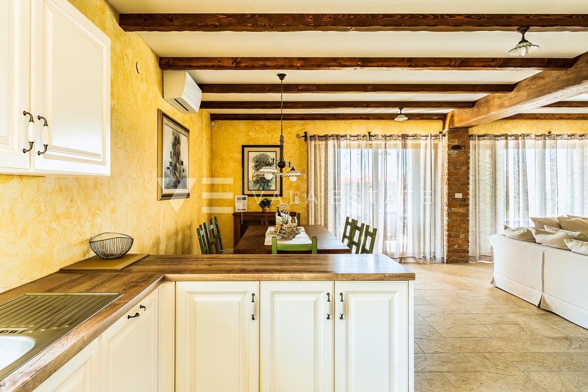 VILLA MEDITERRANEA CON PISCINA IN POSIZIONE TRANQUILLA